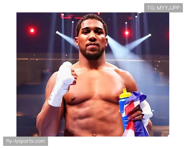 安东尼·约书亚机场背个小包，掏出来的东西能顶我十年工资